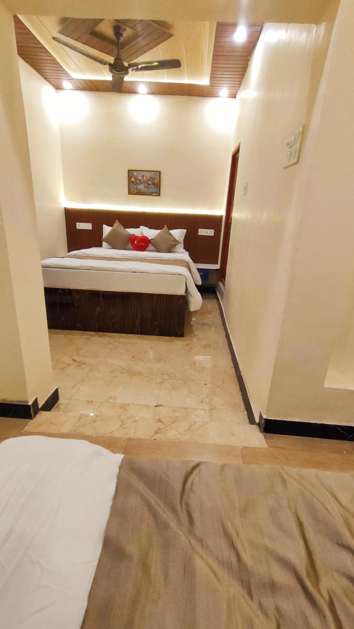 Отель Sri Krishna Residency Варанаси Экстерьер фото